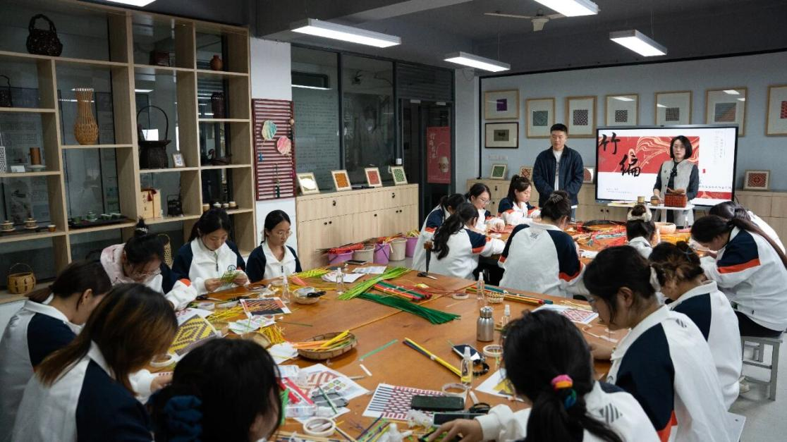 为非遗“添彩”，为青春“赋能”：江苏建院的文化育人新实践
